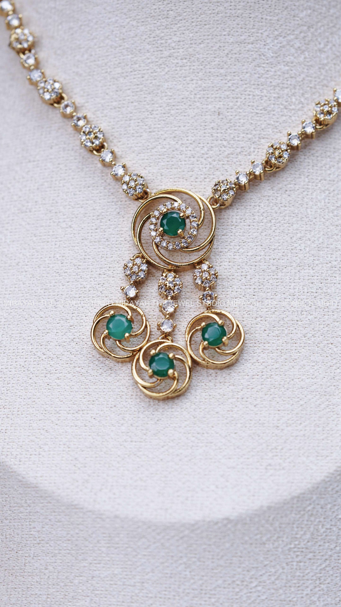 CIRCLE FLORAL AD NECKLACE