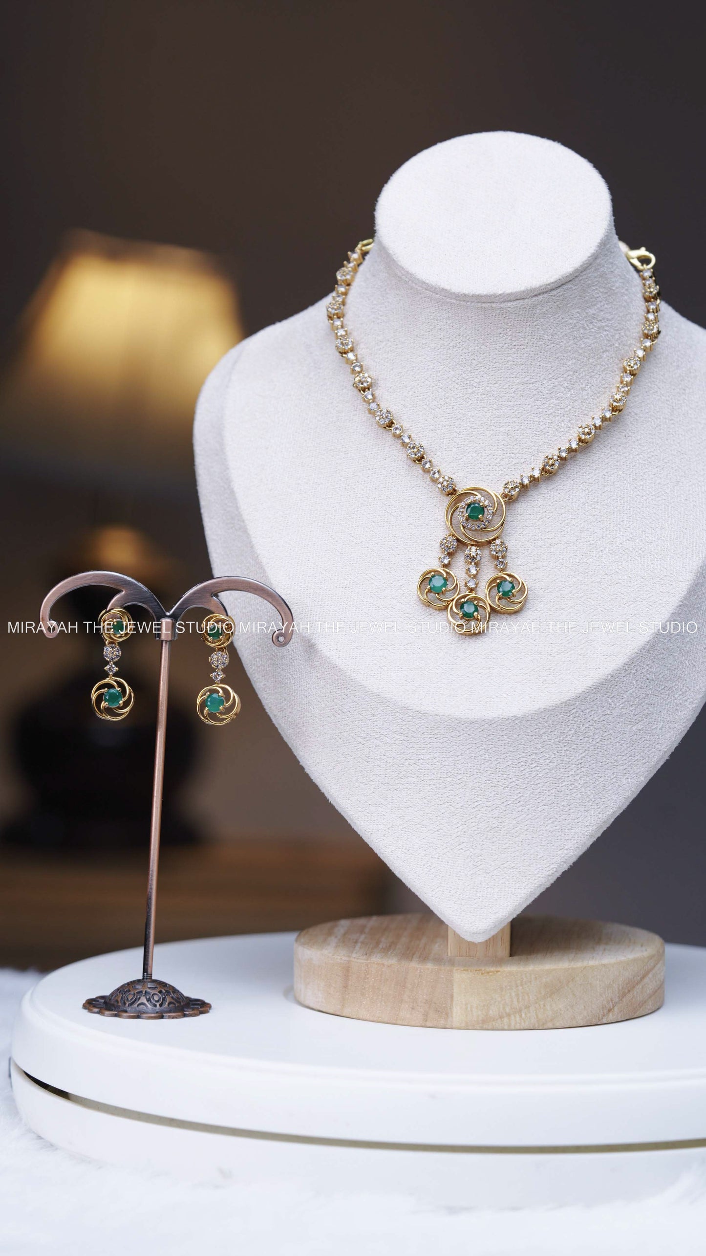 CIRCLE FLORAL AD NECKLACE