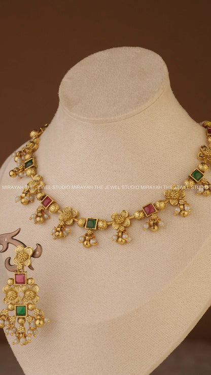 SIMPLE FLOWER PEARL NECKLACE - RED AND GREEN