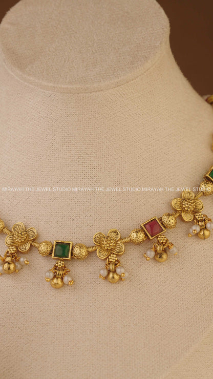 SIMPLE FLOWER PEARL NECKLACE - RED AND GREEN