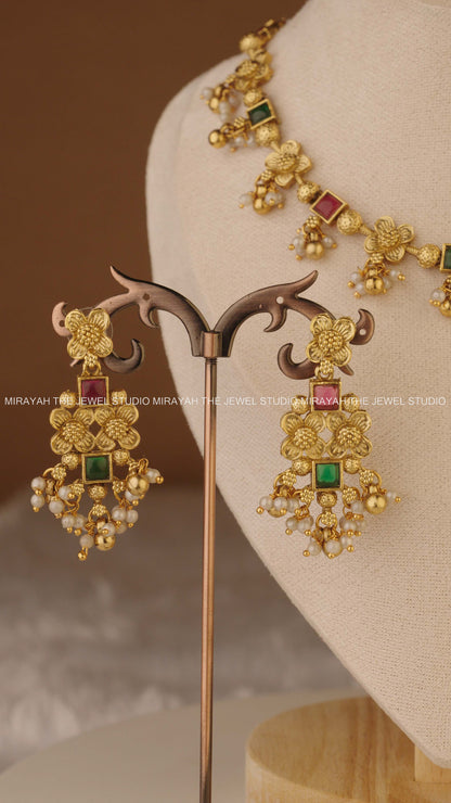 SIMPLE FLOWER PEARL NECKLACE - RED AND GREEN