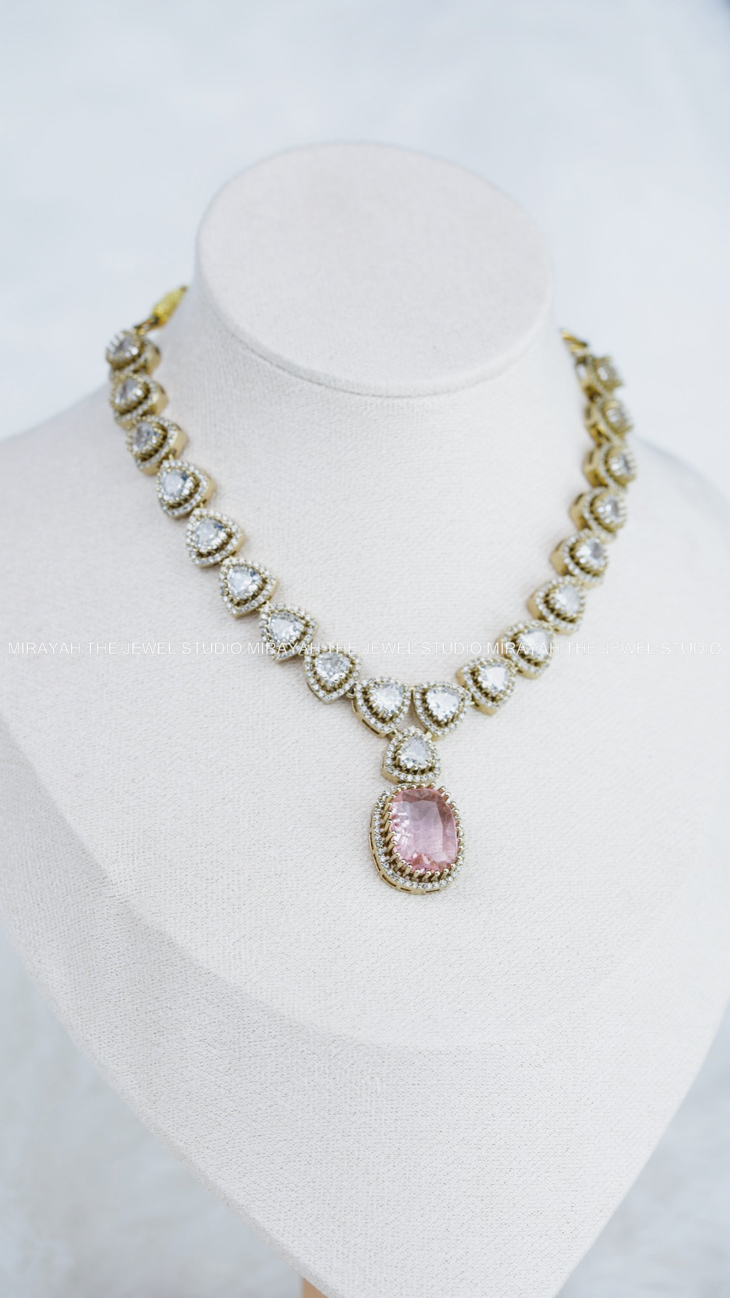 VICTORIAN CHIC PENDANT NECKLACE - WINE