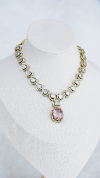 VICTORIAN CHIC PENDANT NECKLACE - WINE