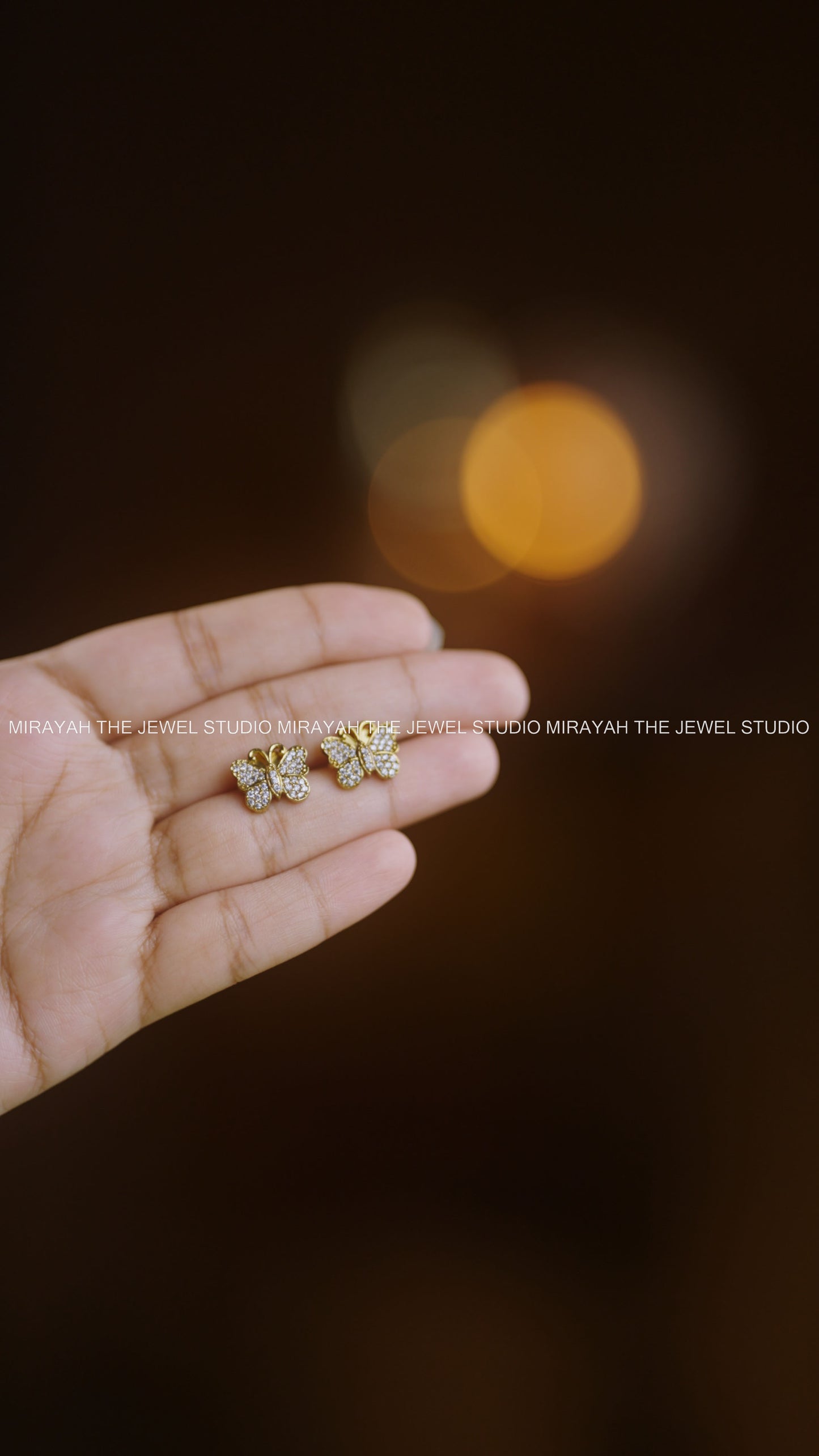 BUTTERFLY CHARM CHOKER - WHITE