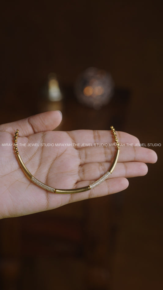 MINIMAL AD SLEEK NECKLACE