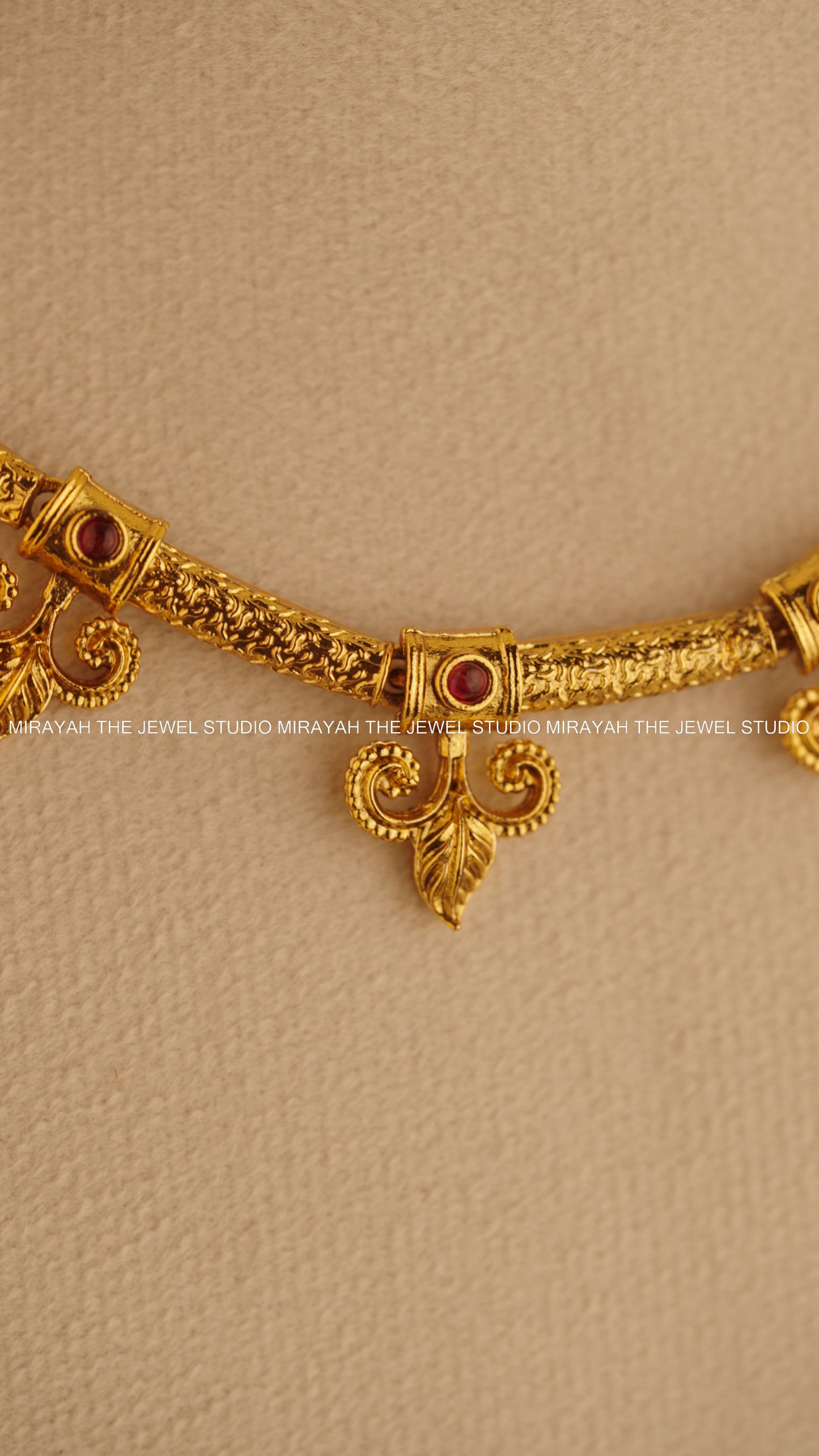 GOLDEN VINE NECKLACE/CHOKER - RED