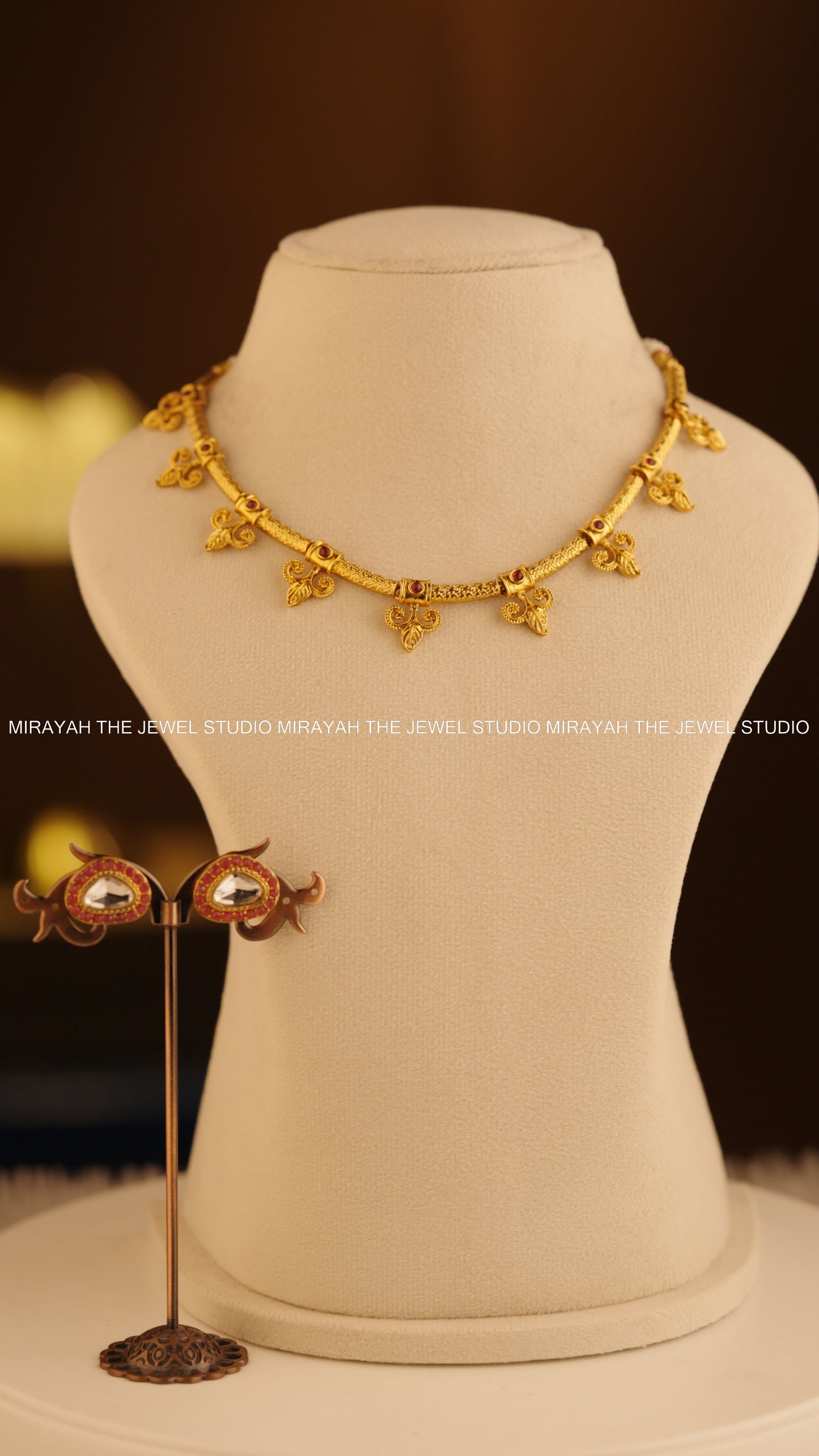 GOLDEN VINE NECKLACE/CHOKER - RED