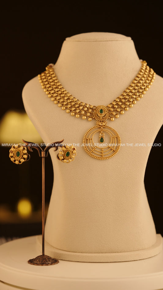 LAYERED CIRCULAR PENDANT NECKLACE - GREEN