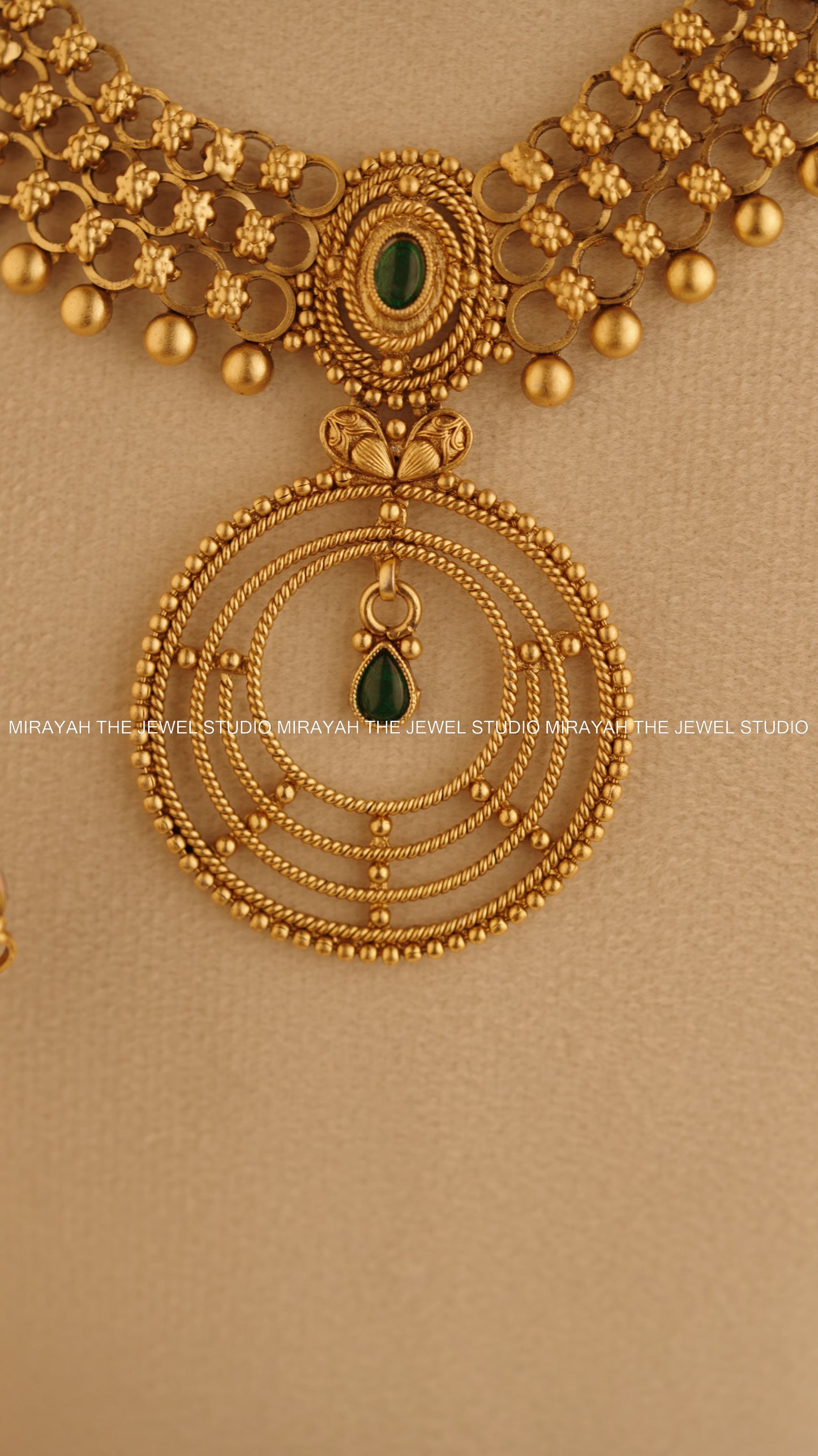 LAYERED CIRCULAR PENDANT NECKLACE - GREEN