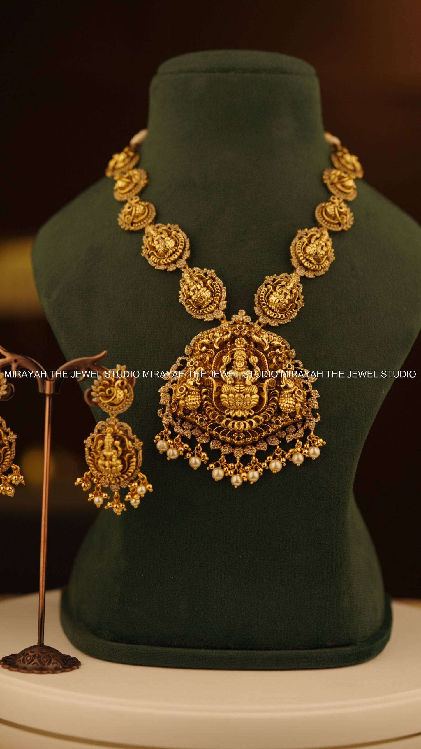 PREMIUM MAHARANI CREST NECKLACE
