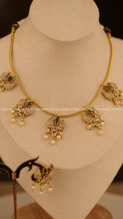 GOLDEN SWAN NECKLACE/CHOKER - EMERALD