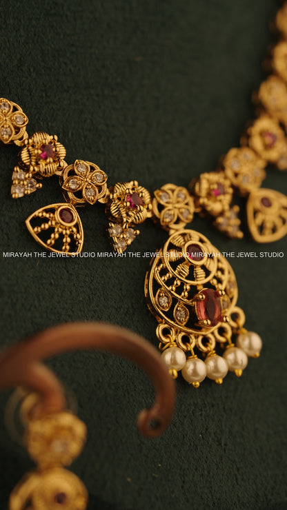 ROYAL PETALS NECKLACE