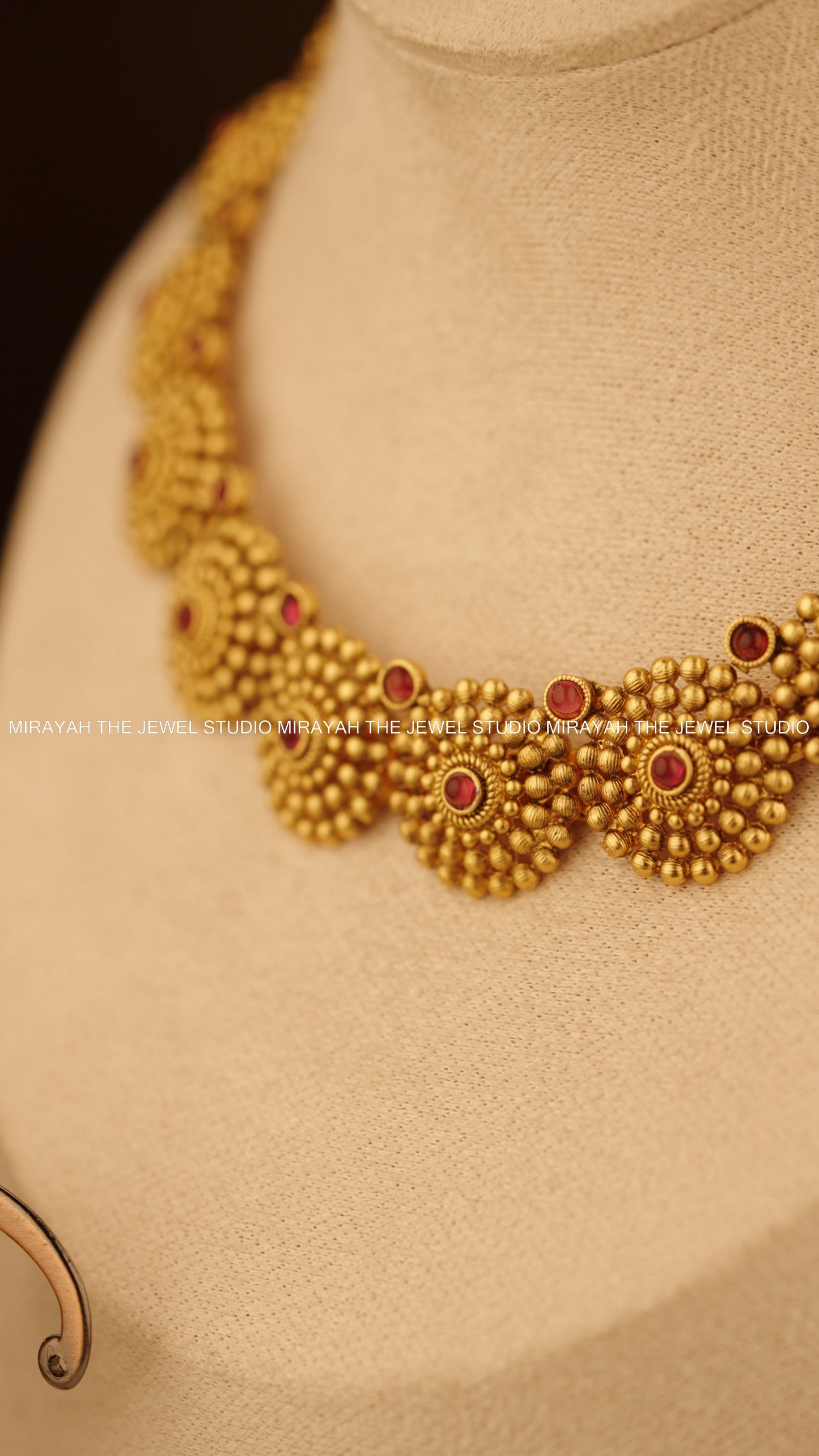 ROUND FLORAL NECKLACE - RED