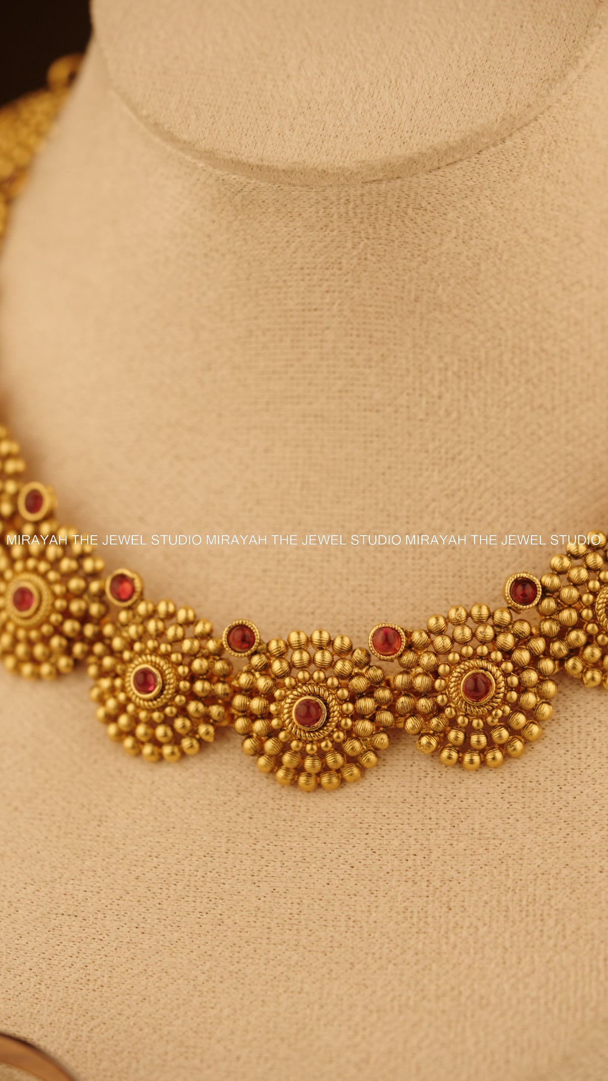 ROUND FLORAL NECKLACE - RED