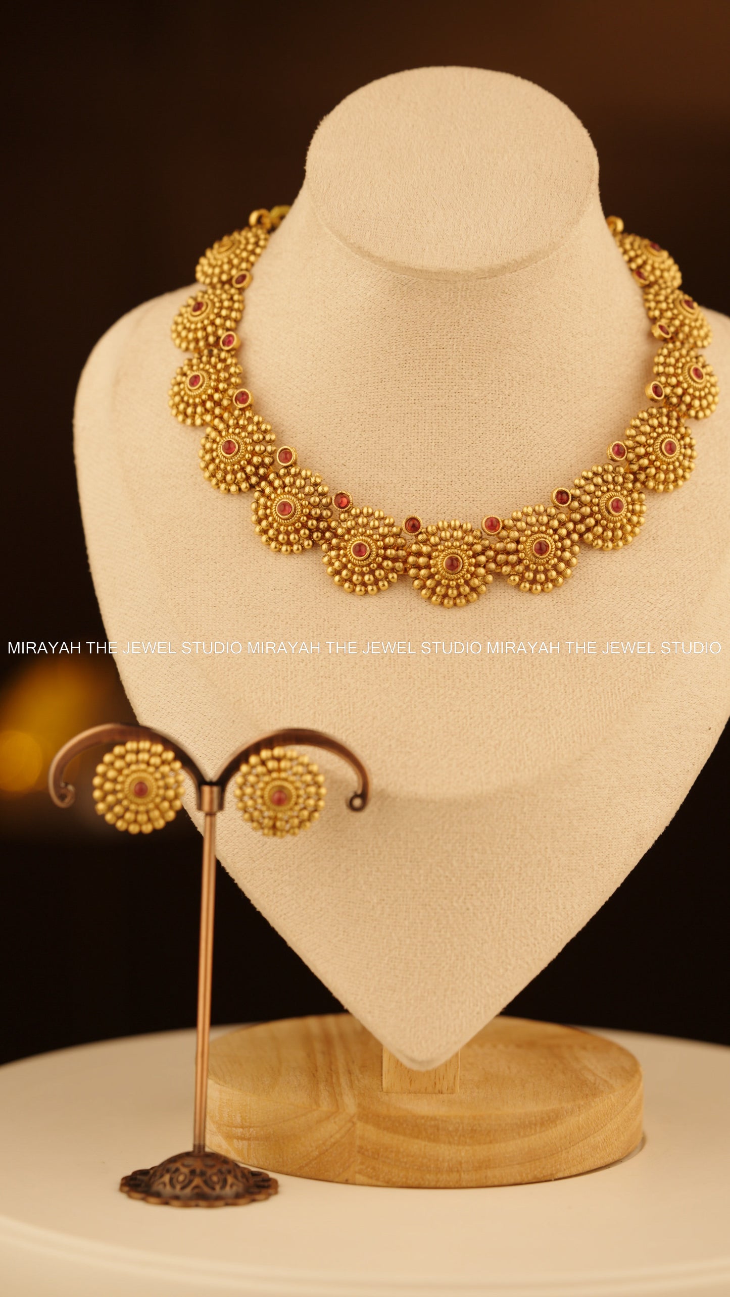 ROUND FLORAL NECKLACE - RED