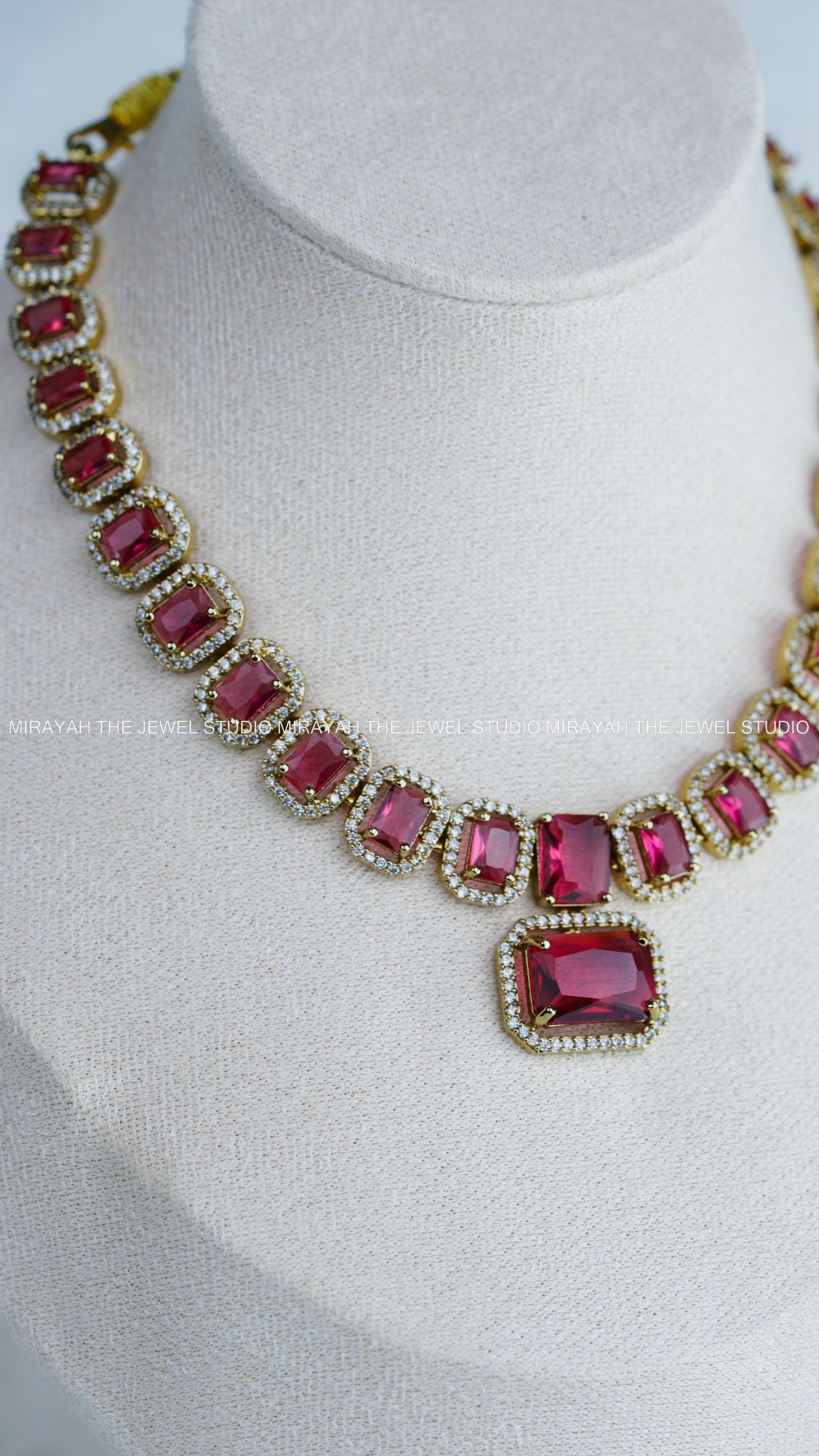 VICTORIAN BOX SEQUENCE NECKLACE - RED