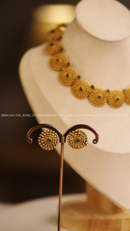 ROUND FLORAL NECKLACE - GREEN