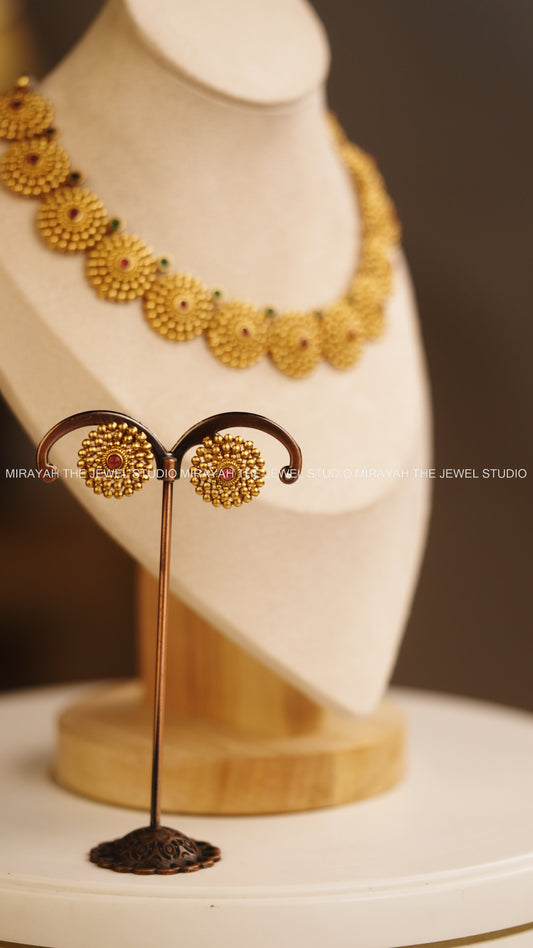 ROUND FLORAL NECKLACE - GREEN AND RED