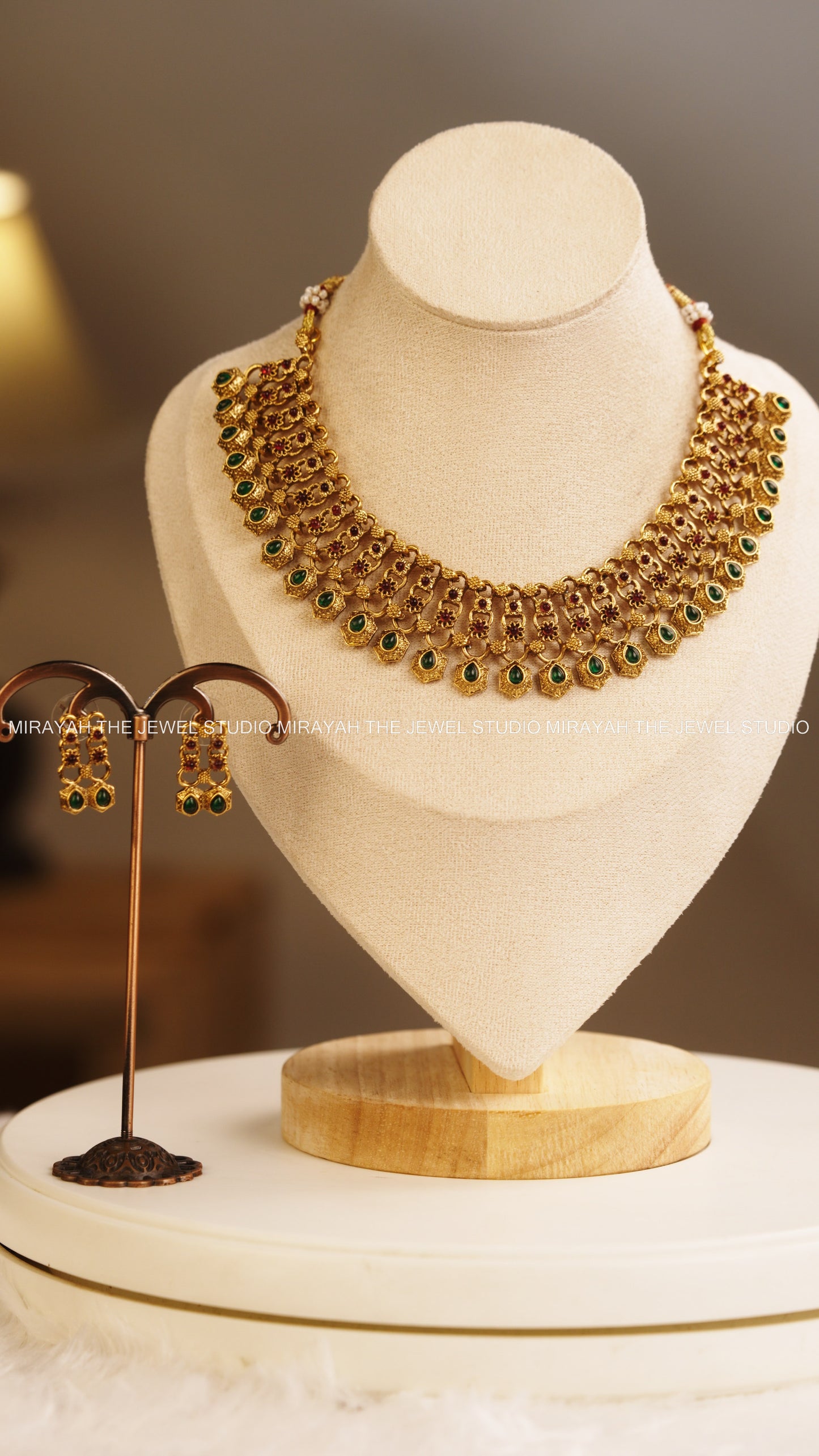 SIMPLE LAYERRD GOLD NECKLACE - GREEN AND RUBY