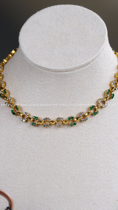 MINIMAL ELEGANT AD NECKLACE - GREEN AND WHITE