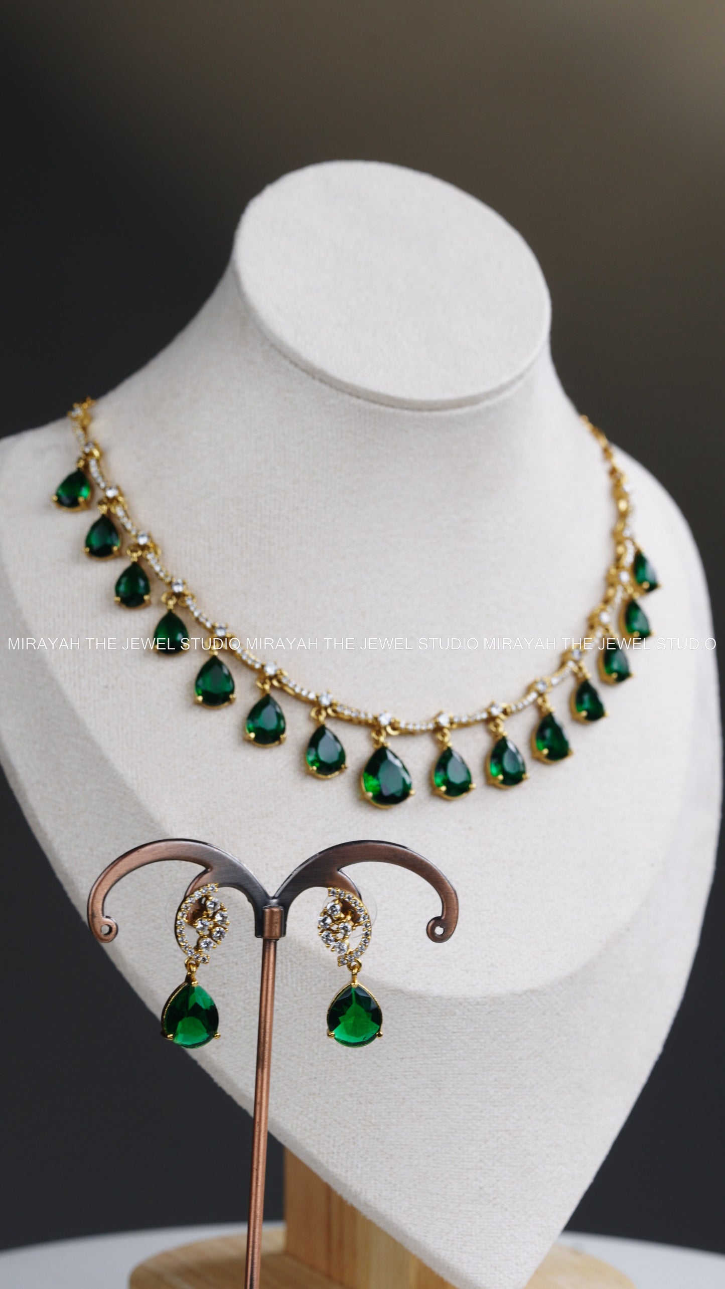 PREMIUM EMERALD DROPLET NECKLACE