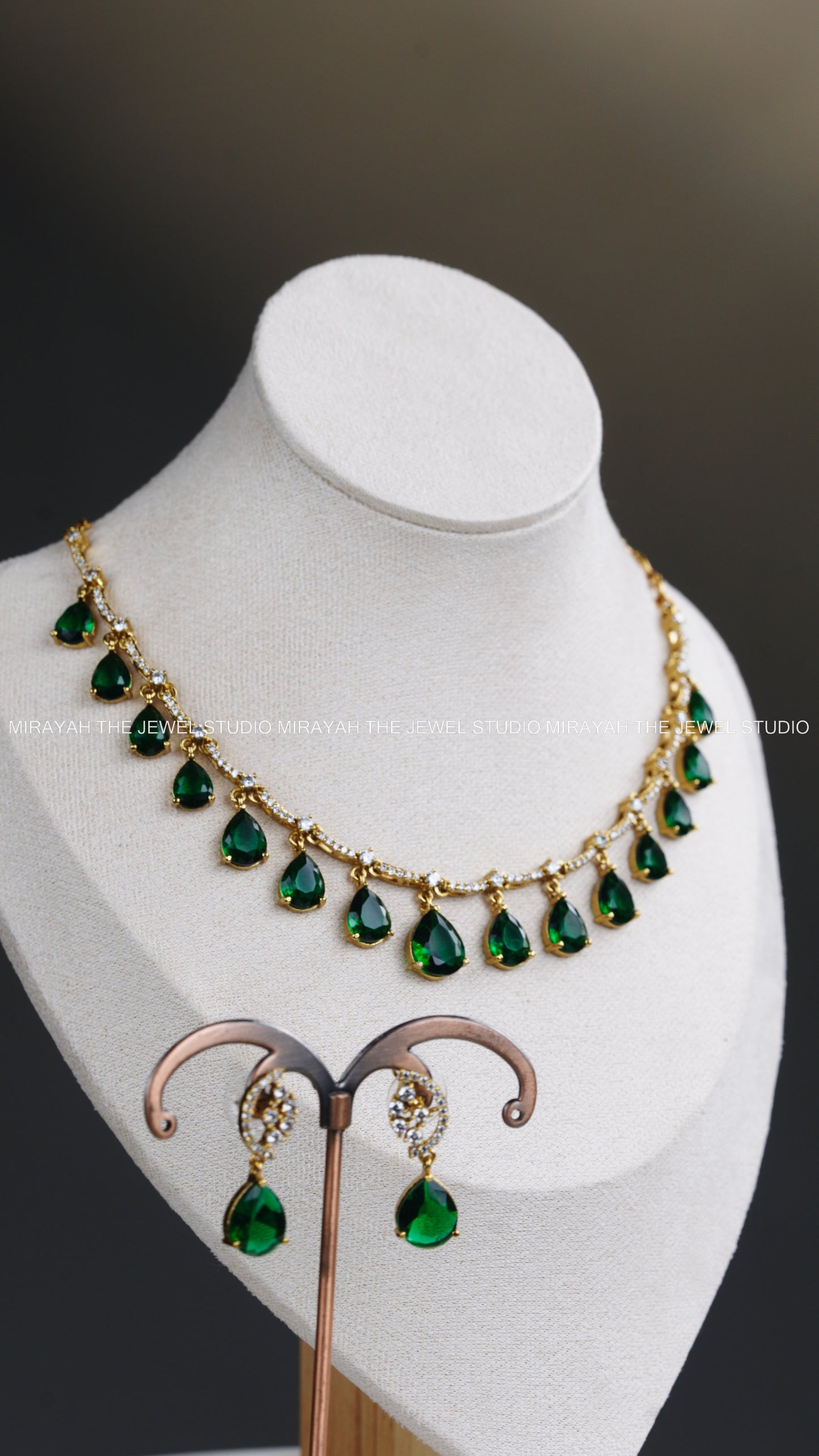 PREMIUM EMERALD DROPLET NECKLACE