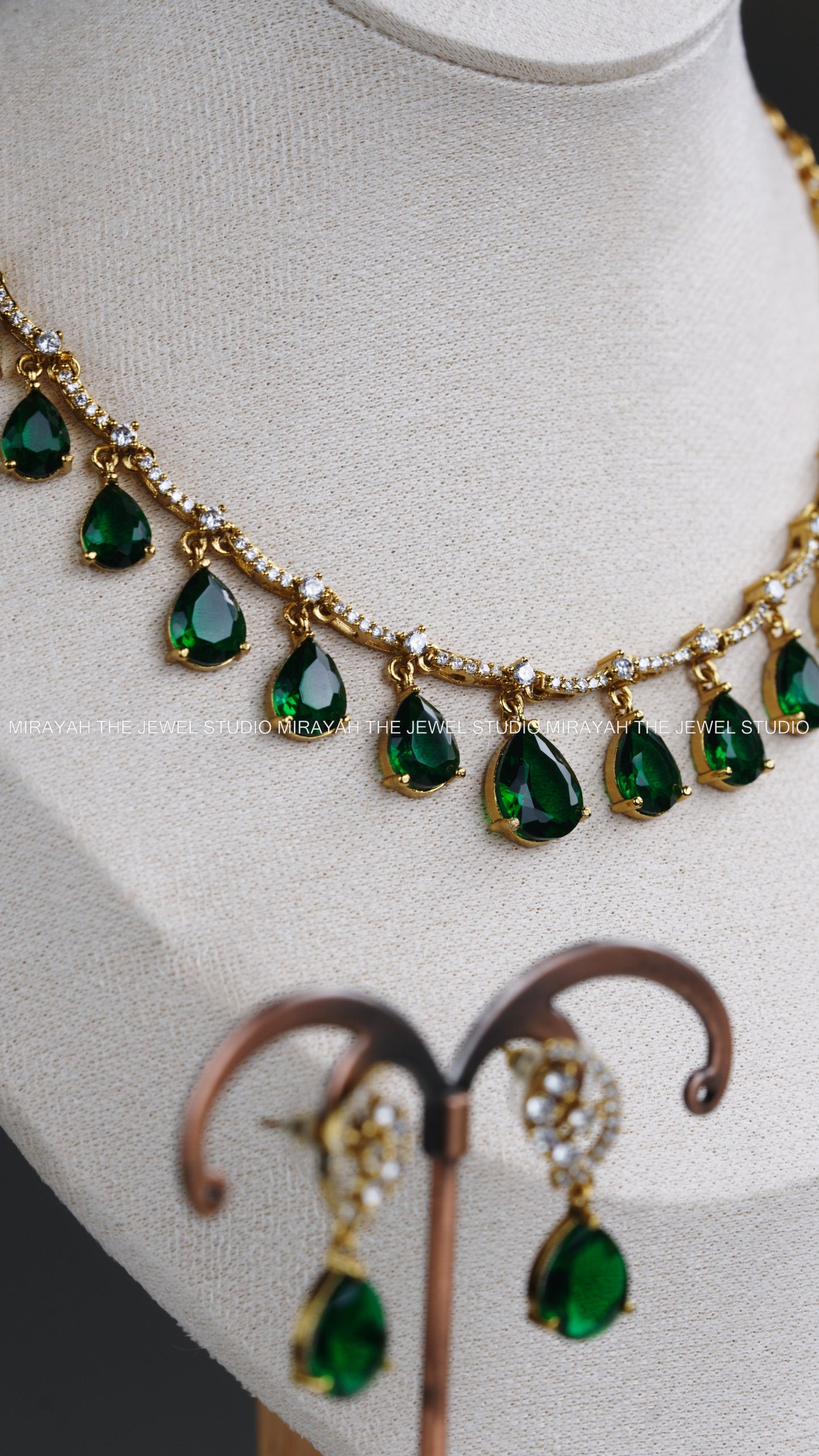 PREMIUM EMERALD DROPLET NECKLACE