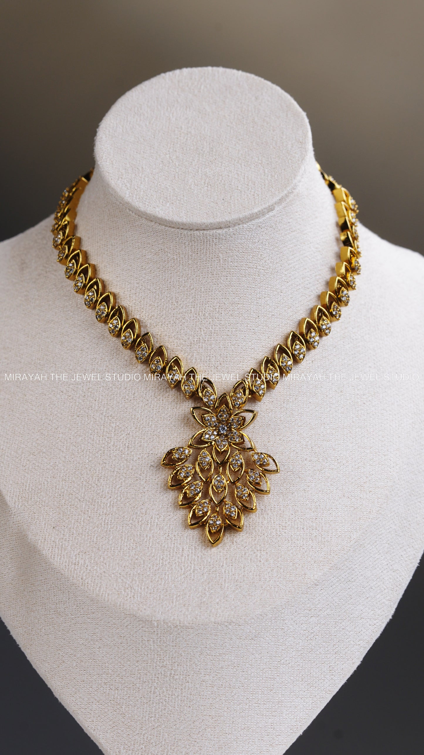 AD STAR SHAPED NECKLACE - WHITE