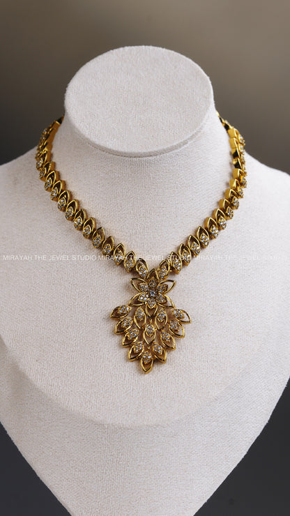 AD STAR SHAPED NECKLACE - WHITE