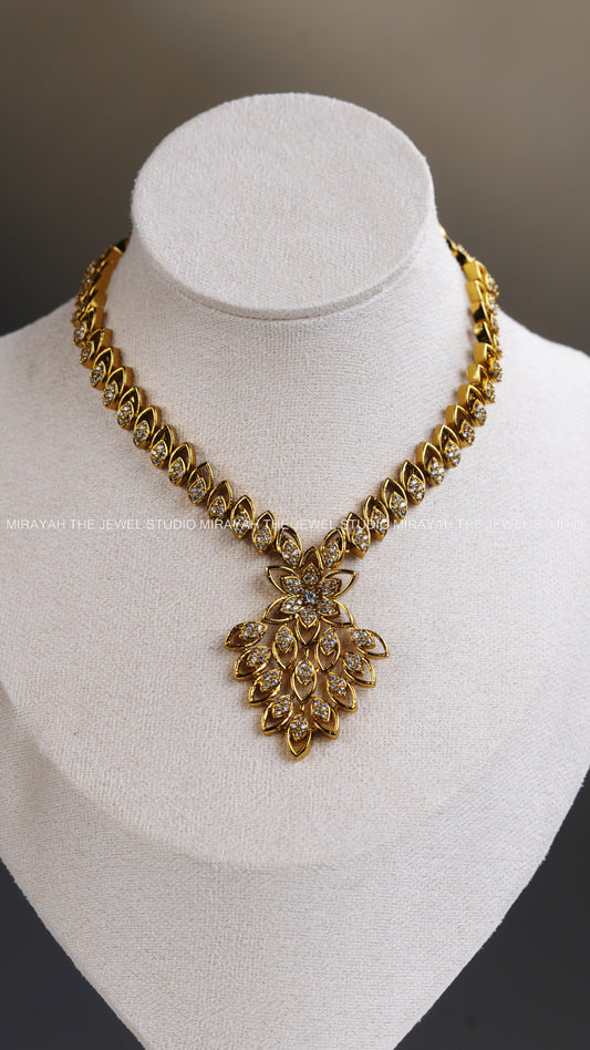 AD STAR SHAPED NECKLACE - WHITE