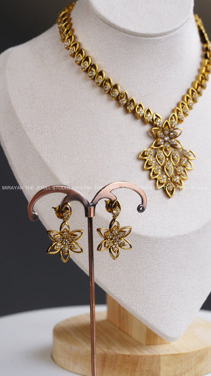 AD STAR SHAPED NECKLACE - WHITE