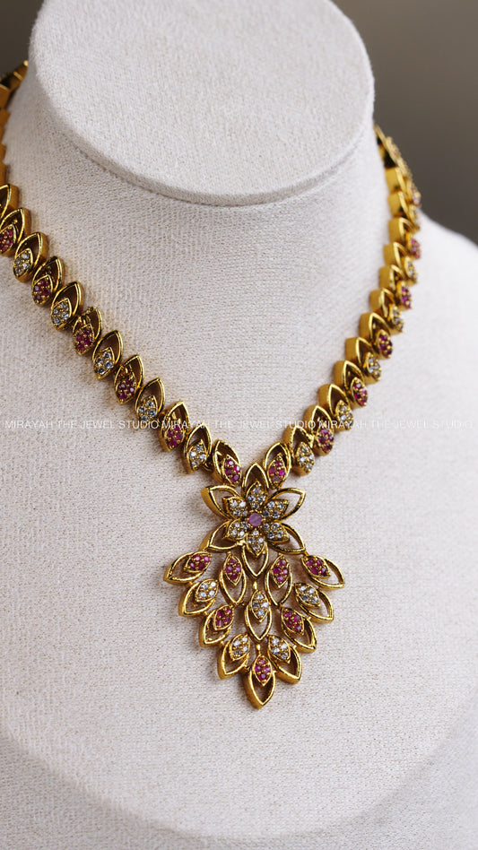 AD STAR SHAPED NECKLACE - PINK