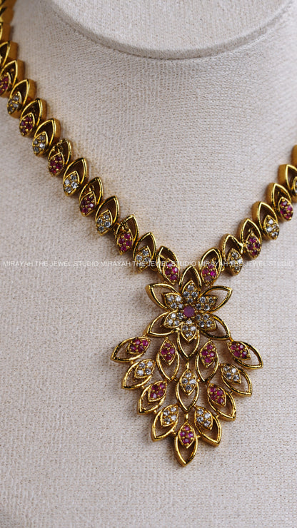 AD STAR SHAPED NECKLACE - PINK